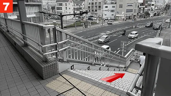 階段下り口を下へ
