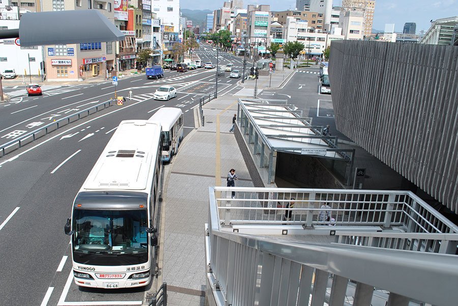 岡山駅に停車中の湯郷グランドホテル行きバス